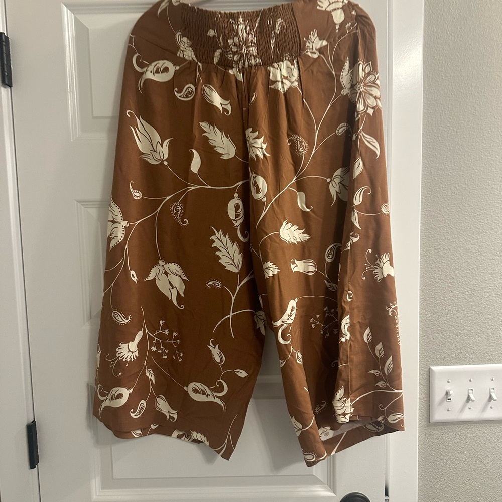 NWT Urban Outfitters Brown Patterned Flowy Cropped Pants Large - Picture 2 of 4